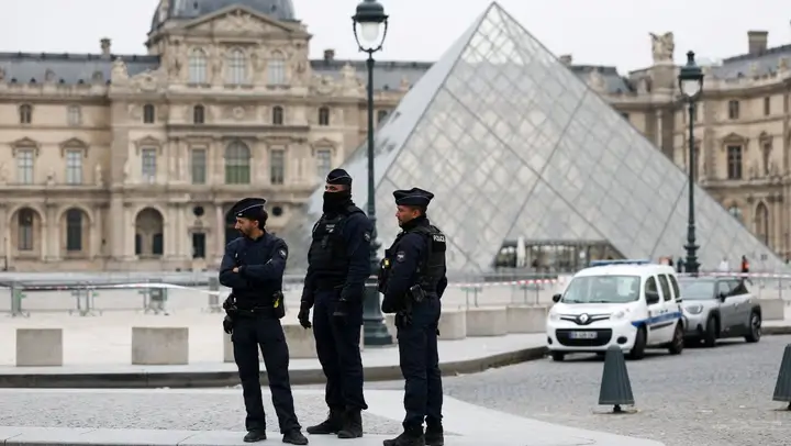 Police block off the Louvre Museum in Paris after the October 19, 2025 robbery.
